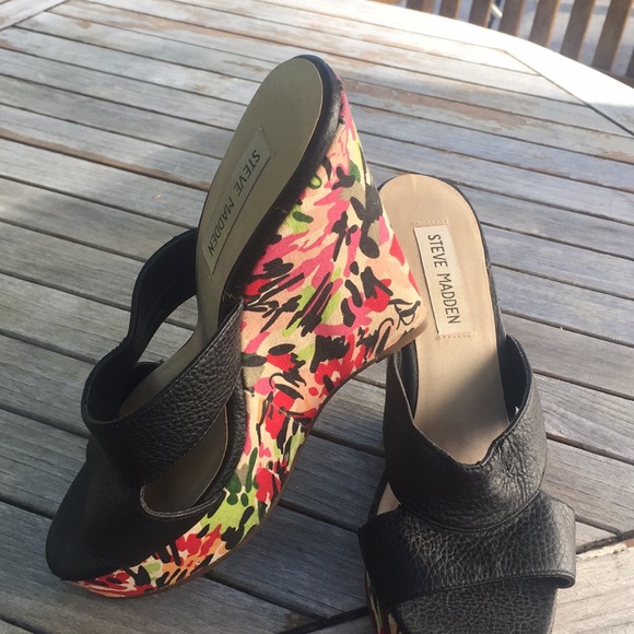 Black Steve Madden high heel wedges with print - Picture 2 of 4
